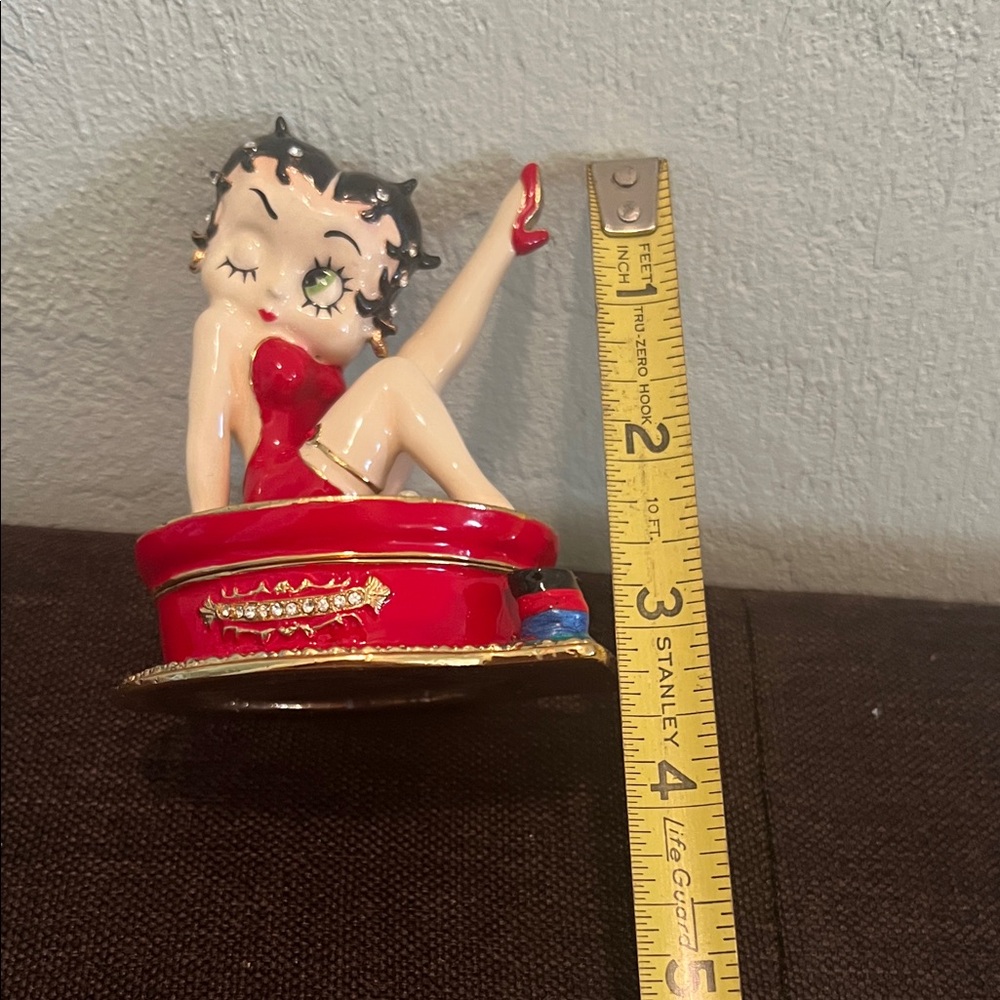 ( 0364) Betty Boop Charming Red and Gold Figurine’s Collection - Picture 5 of 12